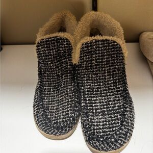 Hey Dude Ladies Cozy Black and Cream Tweed Slippers